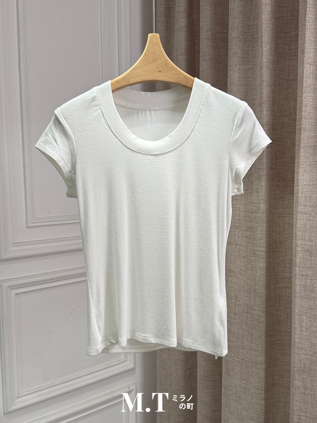Slim Fit U-Neck  Color T-Shirt - Street Fashion Of Milan 评论和价格
